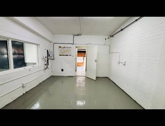 264M² WAREHOUSE TO LET IN FACTORIA